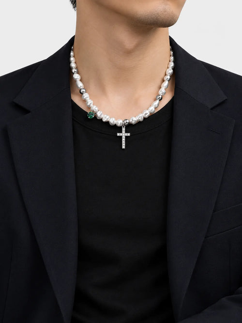 Collier croix en perle baroque avec breloque en cristal vert