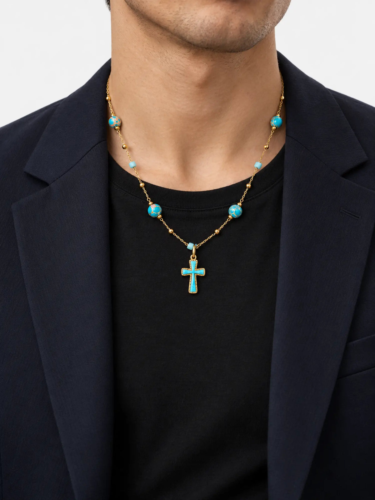 Collier avec croix en pierre turquoise et chaîne perlée dorée