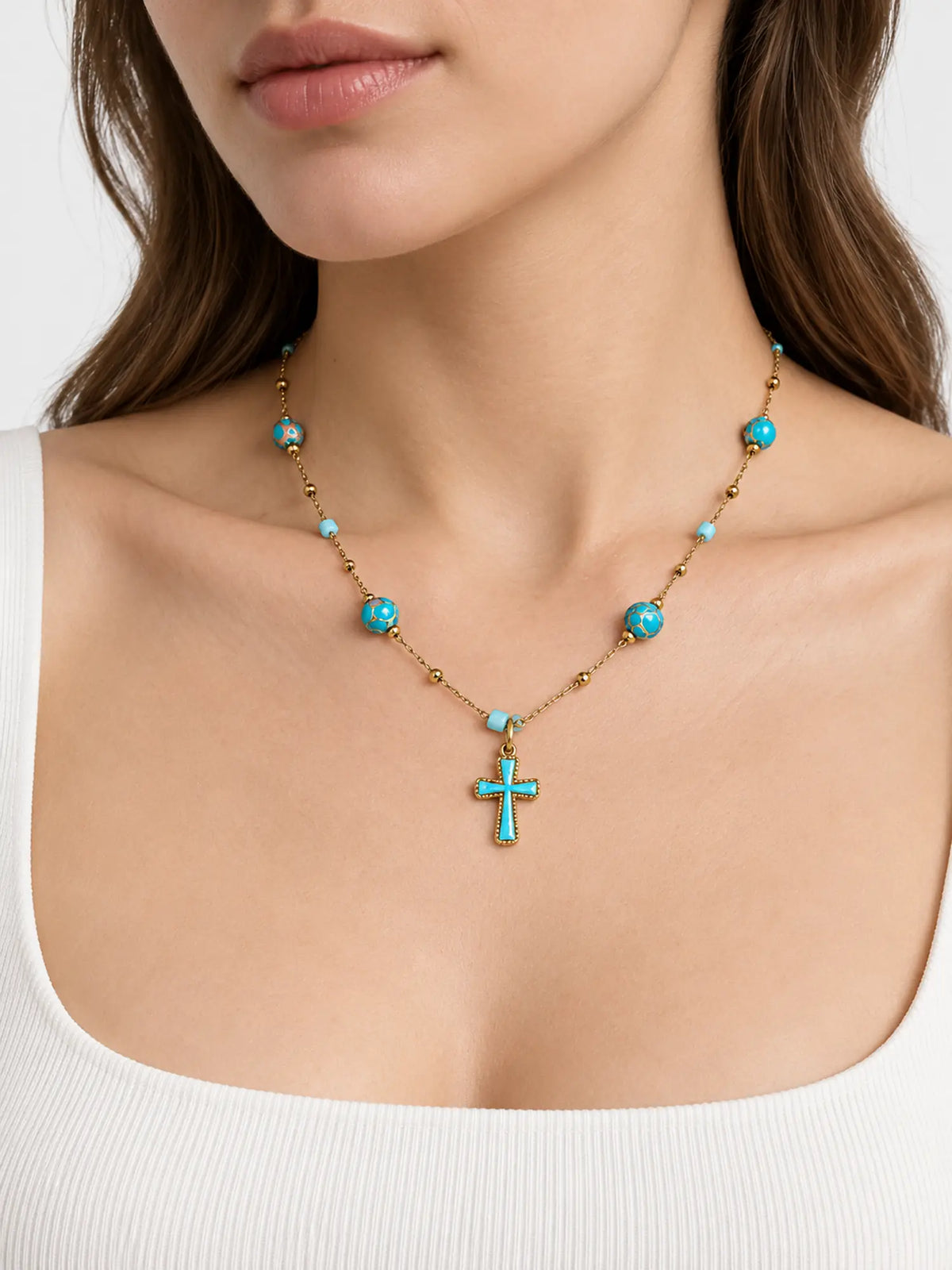 Collier avec croix en pierre turquoise et chaîne perlée dorée