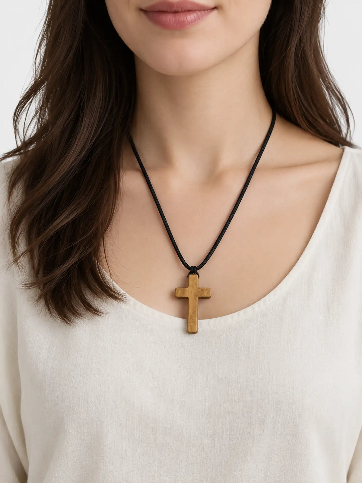 Collier avec pendentif croix en bois de santal vert